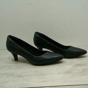 Clarks Collection Classic True Navy Leather Pumps Kitten heels Size 8 W | Wide